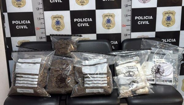 Homem é preso com 8 kg de cocaína e equipamentos de internet em Feira de Santana Homem é preso com 8 kg de cocaína e equipamentos de internet em Feira de Santana