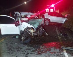 Acidente dois carros na BA-026 deixa duas pessoas mortas e três feridas em Maracás