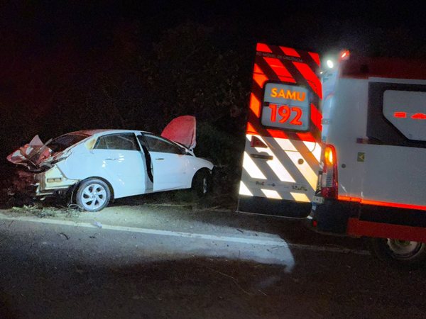 Jovem de 18 anos fica ferido em acidente com carro que pegou fogo na BR-030 em Caetité