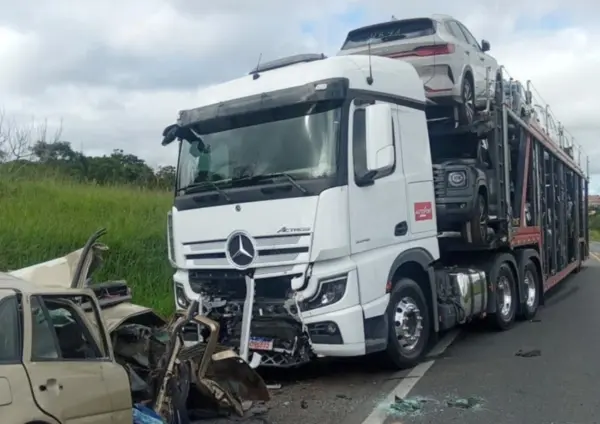 Colisão entre carro e carreta deixa dois mortos na BR-116 em Jaguaquara