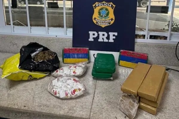 PRF apreende mais de 12 kg de drogas em ônibus na BR-116 em Vitória da Conquista