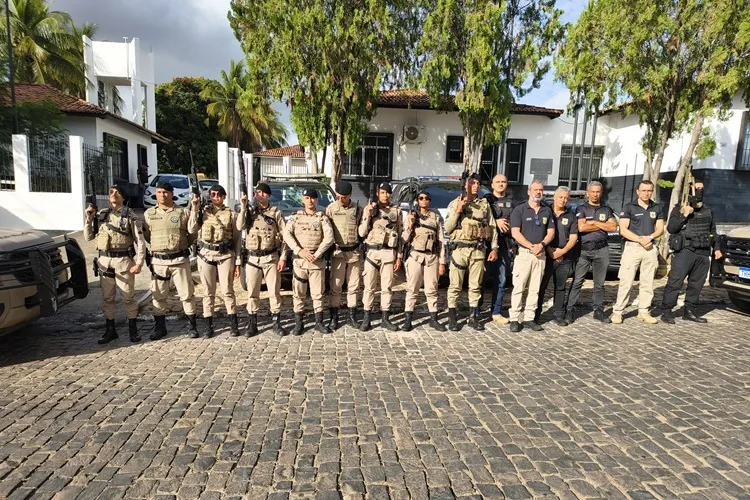 Operação da Polícia Civil cumpre mandados e apreende drogas, arma e documentos falsos em Brumado