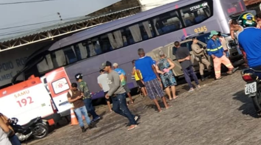 Tragédia em Itambé nesta segunda-feira (06) ônibus invade posto rodoviário e deixa mortos e feridos