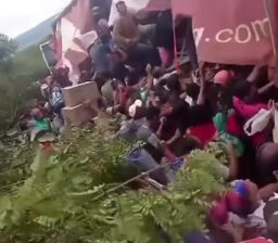 Carreta com carga de leite em pó tomba no Anel Viário de Vitória da Conquista e carga é saqueada