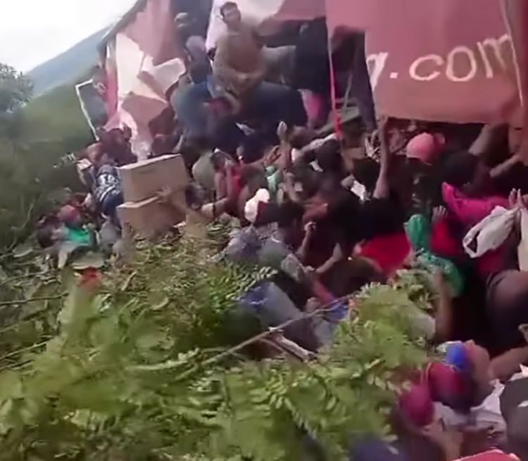 Carreta com carga de leite em pó tomba no Anel Viário de Vitória da Conquista e carga é saqueada Carreta com carga de leite em pó tomba no Anel Viário de Vitória da Conquista e carga é saqueada