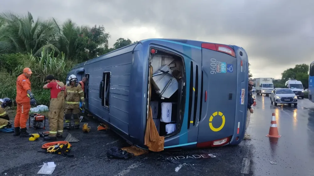 Acidente com ônibus intermunicipal em Simões Filho deixa um morto e feridos