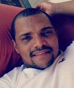 Homem morto a facadas no Centro de Vitória da Conquista é identificado; suspeito foi preso em flagrante