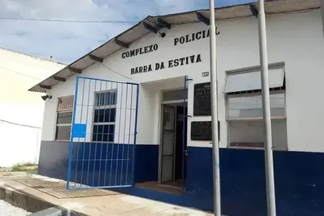 Mulher é resgatada após denúncias de cárcere, agressões e ameaças na zona rural de Barra da Estiva; companheiro é preso