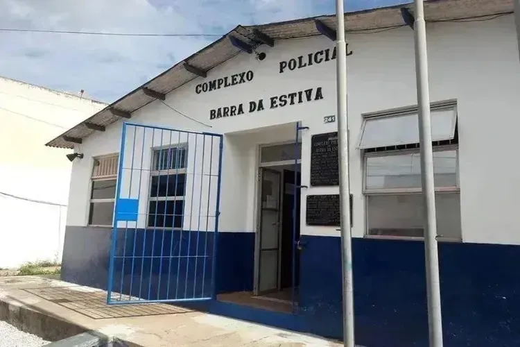 Mulher é resgatada após denúncias de cárcere, agressões e ameaças na zona rural de Barra da Estiva; companheiro é preso