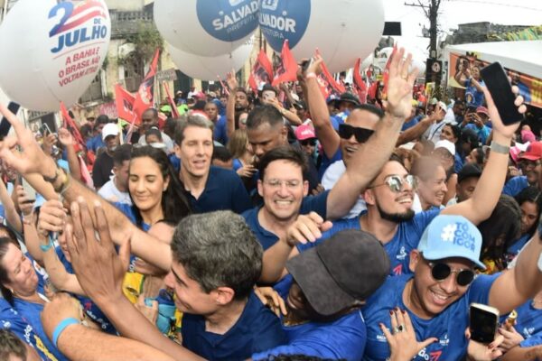 João Roma projeta vitória da oposição e elogia recepção a Flávio Bolsonaro durante ato do 2 de Julho
