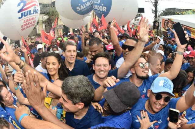 João Roma projeta vitória da oposição e elogia recepção a Flávio Bolsonaro durante ato do 2 de Julho
