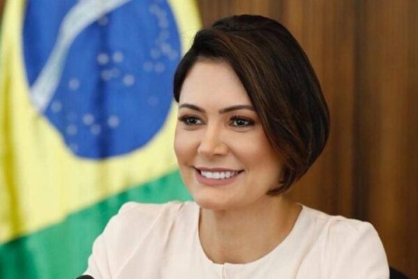 Michelle Bolsonaro descarta apoiar Flávio e pode disputar o Senado pelo DF