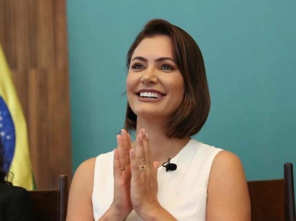 Michelle Bolsonaro lidera corrida ao Senado no DF mesmo após crise com Flávio Bolsonaro