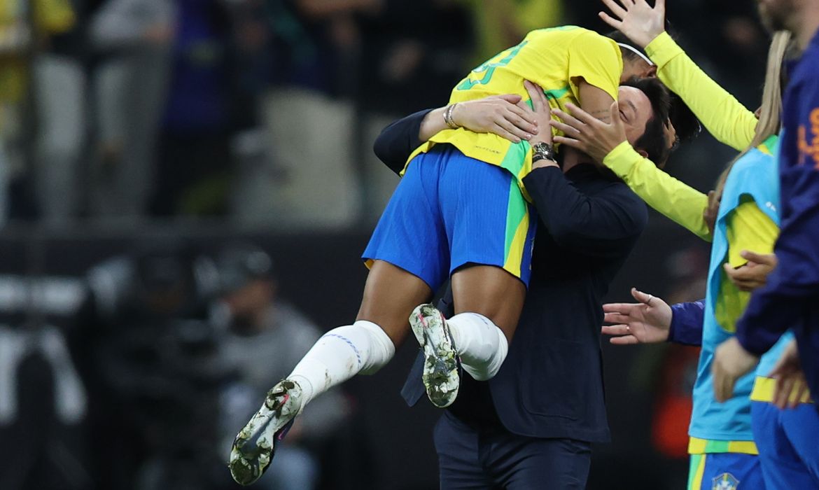 Arthur Elias aprova logística em caminho do Brasil na Copa Feminina Arthur Elias aprova logística em caminho do Brasil na Copa Feminina