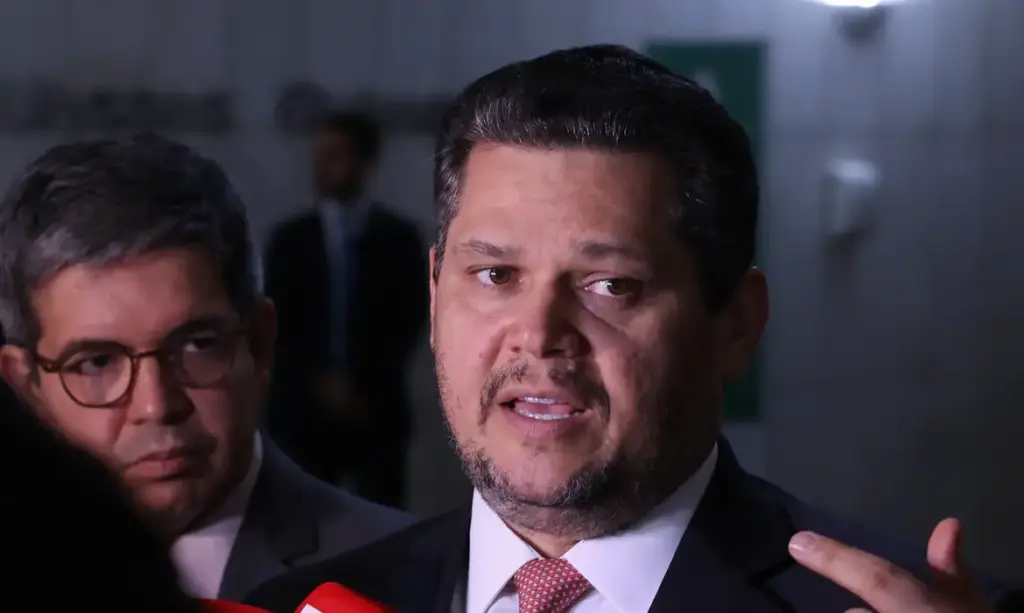 Alcolumbre envia PEC do fim da escala 6x1 para CCJ do Senado