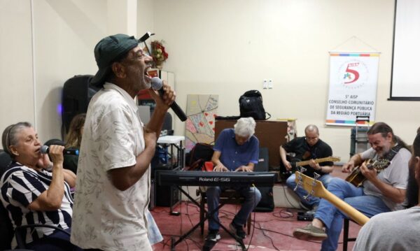 Com 25 anos, grupo musical de pacientes psiquiátricos lança novo álbum