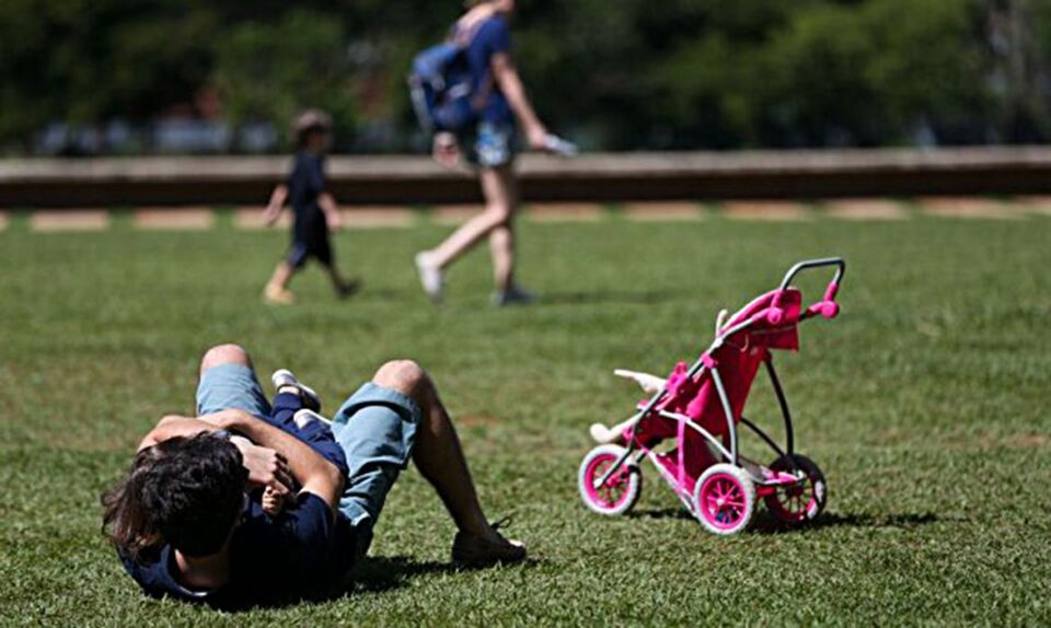 Pais estão menos presentes na criação de filhos, aponta estudo Pais estão menos presentes na criação de filhos, aponta estudo
