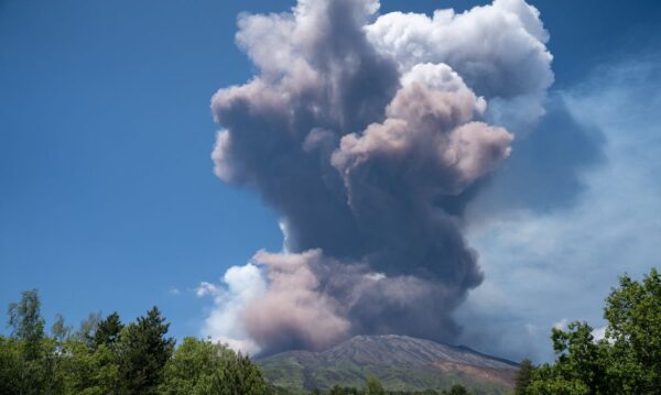 Erupção do Etna prolonga fechamento de aeroporto na Sicília Erupção do Etna prolonga fechamento de aeroporto na Sicília