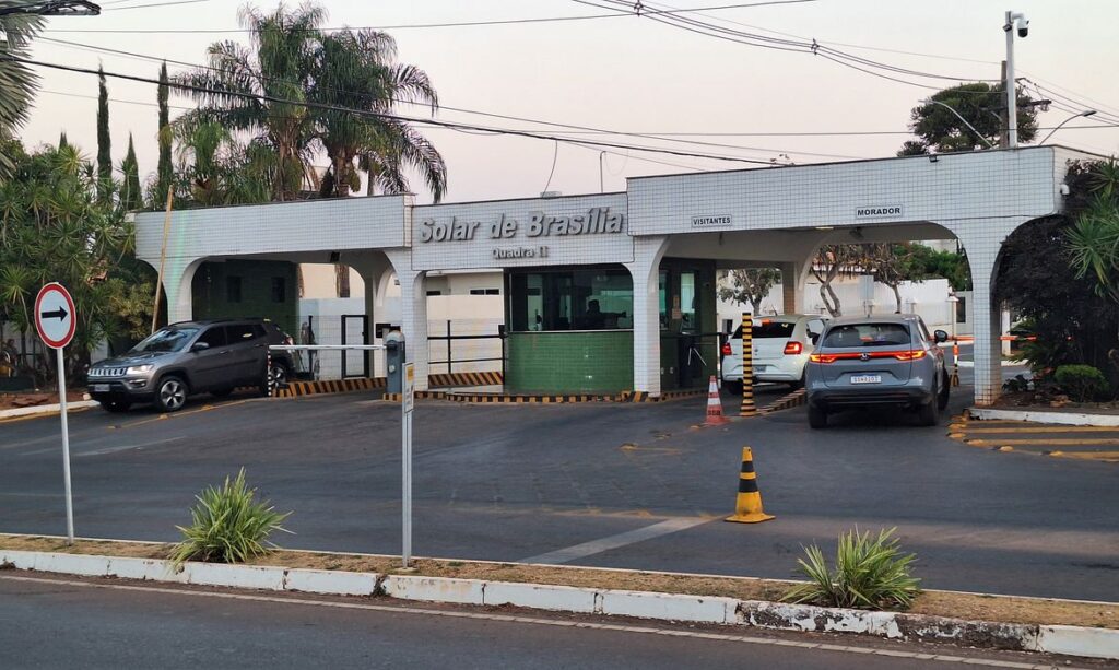 Moraes autoriza Bolsonaro a sair da prisão domiciliar para dentista Moraes autoriza Bolsonaro a sair da prisão domiciliar para dentista