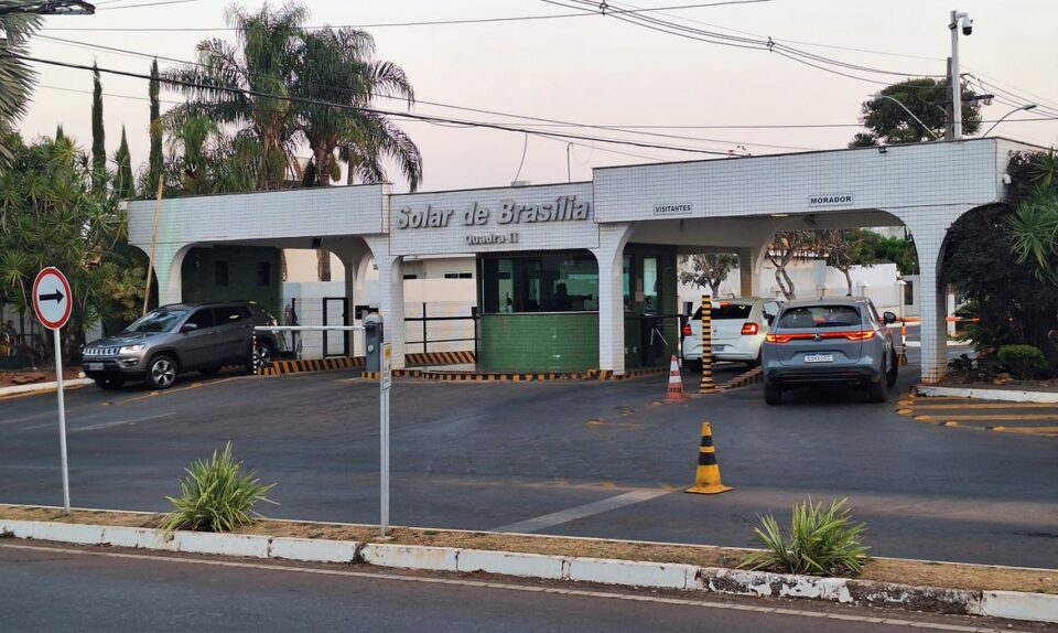 Moraes autoriza Bolsonaro a sair da prisão domiciliar para dentista Moraes autoriza Bolsonaro a sair da prisão domiciliar para dentista