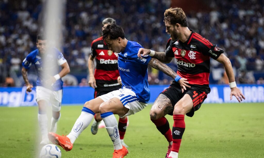 Cruzeiro e Flamengo empatam pelas oitavas de final da Libertadores Cruzeiro e Flamengo empatam pelas oitavas de final da Libertadores