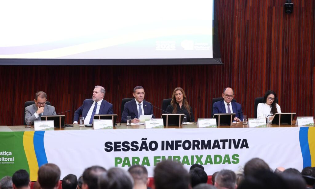 Presidente do TSE defende urna eletrônica em reunião com embaixadores Presidente do TSE defende urna eletrônica em reunião com embaixadores