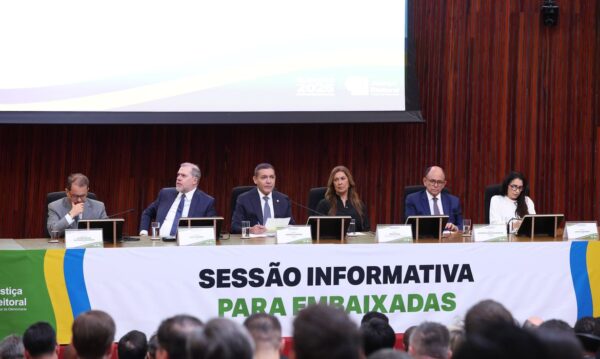 Presidente do TSE defende urna eletrônica em reunião com embaixadores Presidente do TSE defende urna eletrônica em reunião com embaixadores