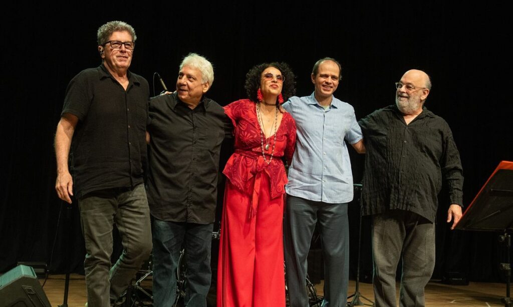 Repertório de Caetano Veloso embala show exclusivo na TV Brasil Repertório de Caetano Veloso embala show exclusivo na TV Brasil