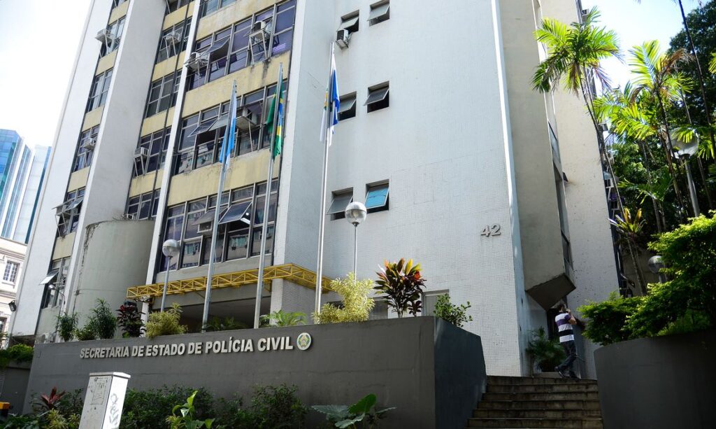 Polícia do Rio faz operações para prender dezenas de integrantes do CV Polícia do Rio faz operações para prender dezenas de integrantes do CV
