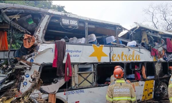 Vítimas de tombamento de ônibus em Petrópolis são do sexo feminino Vítimas de tombamento de ônibus em Petrópolis são do sexo feminino