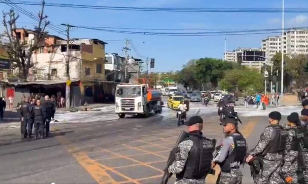 Manifestações contra ação da polícia bloqueiam vias do Rio Manifestações contra ação da polícia bloqueiam vias do Rio