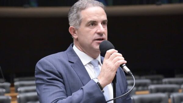 Emenda Pix de R$ 396 mil indicada por deputado baiano foi usada em posto de combustíveis de cunhado
