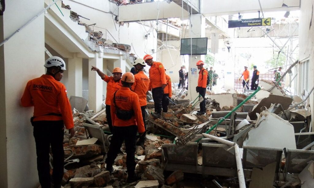 Indonésia: buscas por vítimas de tremor seguem no Dia da Independência Indonésia: buscas por vítimas de tremor seguem no Dia da Independência