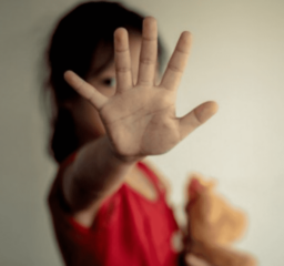 Revoltante: Casal é preso suspeito de estupro de vulnerável contra a própria filha de 4 anos em Poções