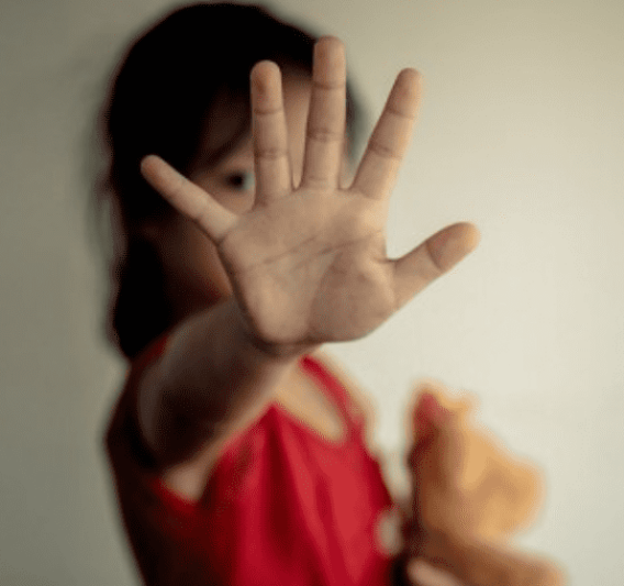 Revoltante: Casal é preso suspeito de estupro de vulnerável contra a própria filha de 4 anos em Poções