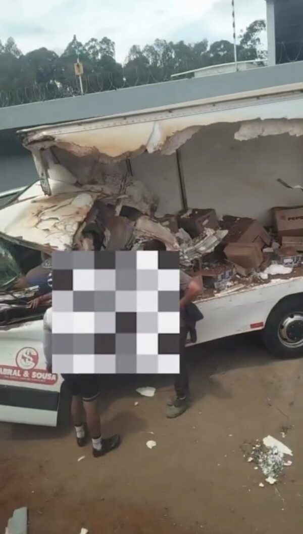 Caminhão baú se envolve em grave acidente e deixa motorista preso às ferragens em Vitória da Conquista