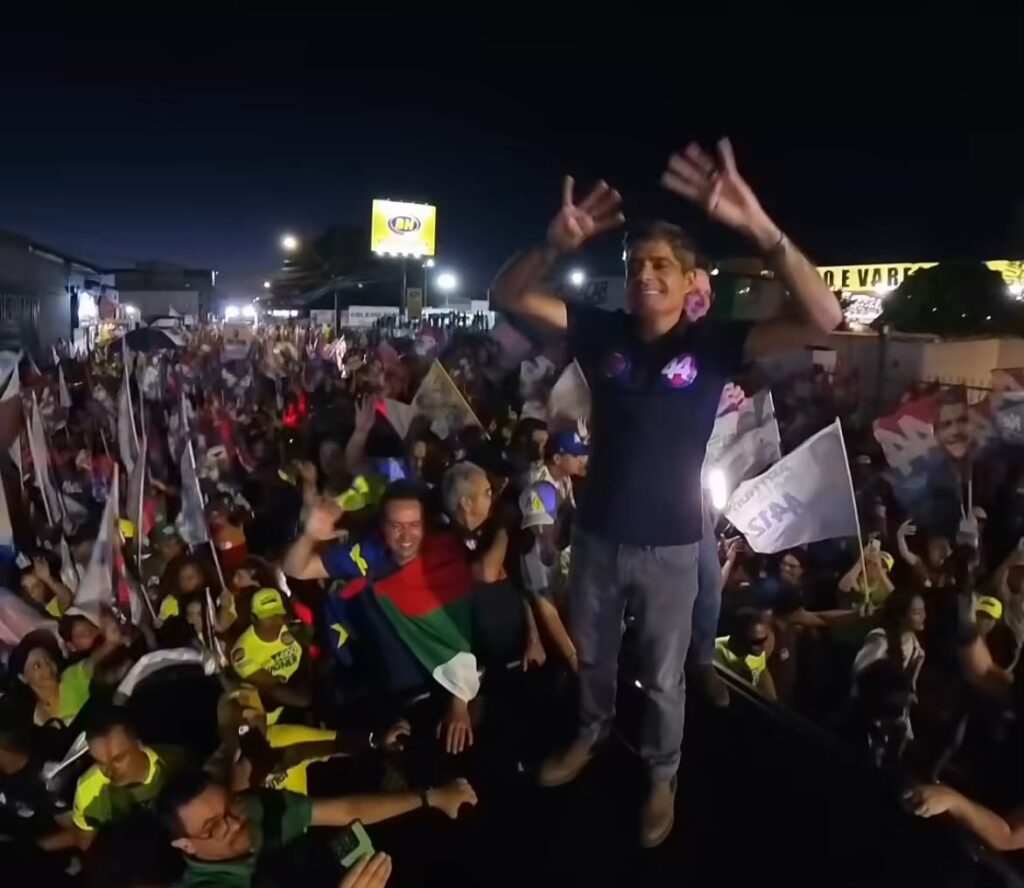 ACM Neto leva multidão às ruas de Conquista e reúne força política em reta final da campanha
