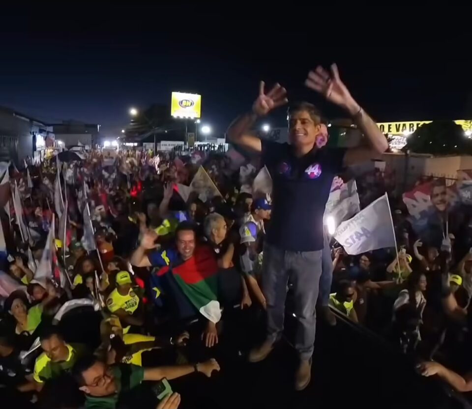 ACM Neto leva multidão às ruas de Conquista e reúne força política em reta final da campanha
