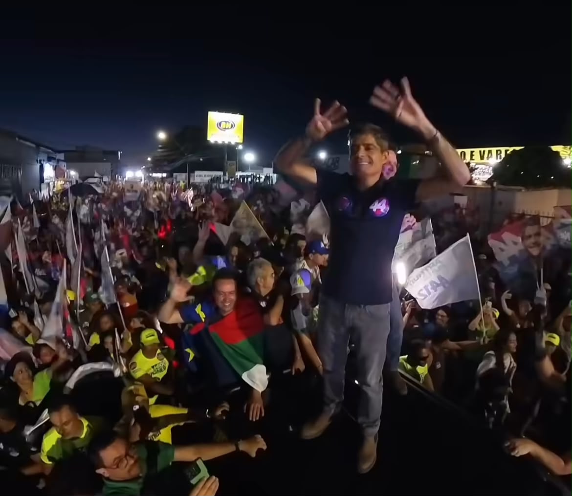 ACM Neto leva multidão às ruas de Conquista e reúne força política em reta final da campanha