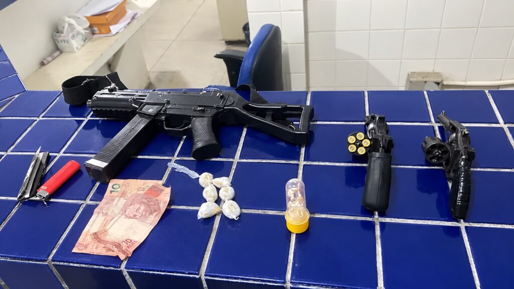 Dois jovens são presos com armas, simulacro e 98 pedras de crack em casa abandonada em Brumado