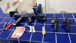 Dois jovens são presos com armas, simulacro e 98 pedras de crack em casa abandonada em Brumado