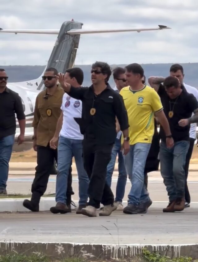 Flávio Bolsonaro chega a Vitória da Conquista para participar de carreata com apoiadores