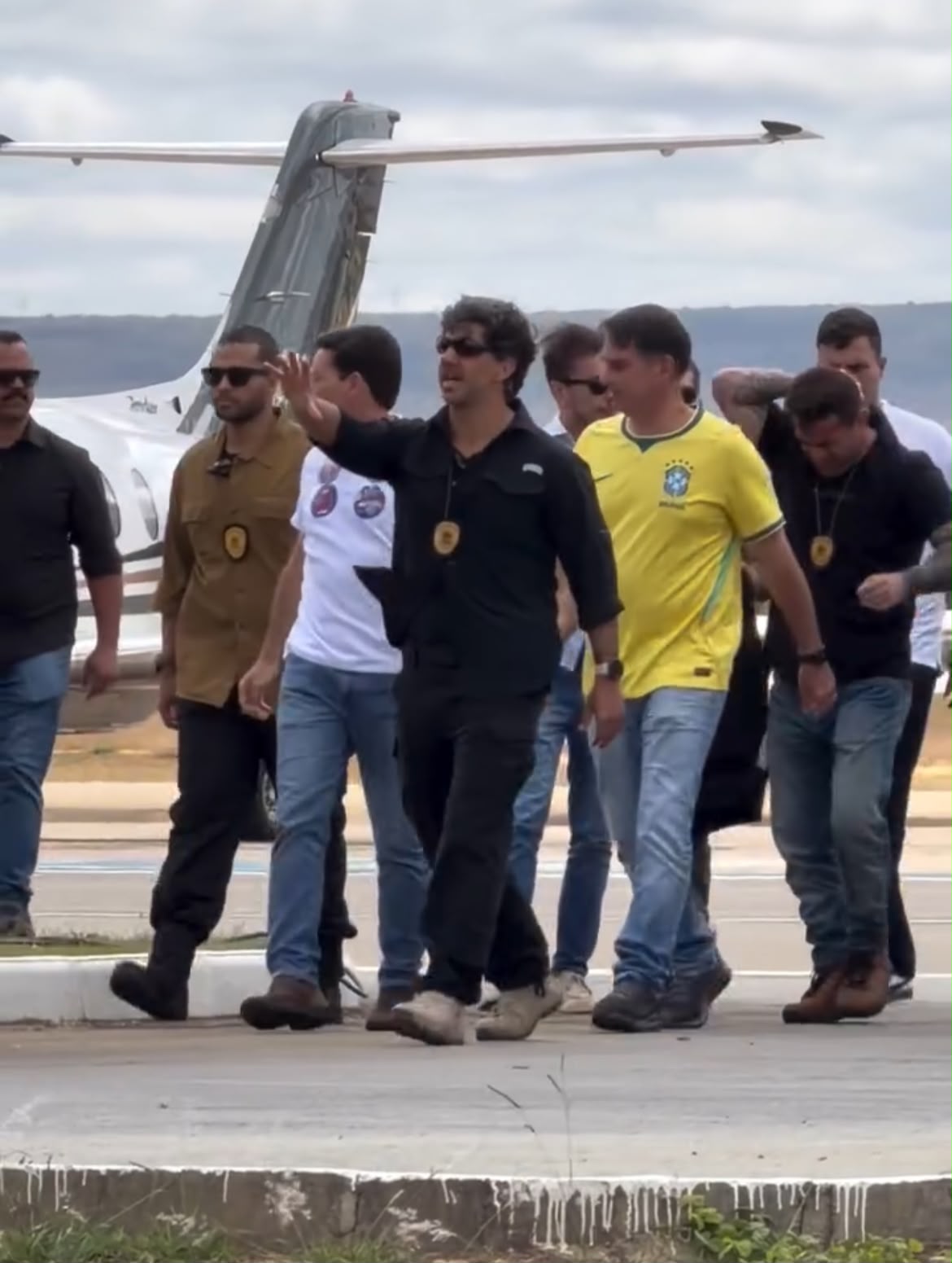 Flávio Bolsonaro chega a Vitória da Conquista para participar de carreata com apoiadores