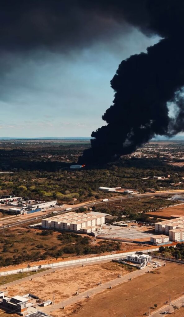 Urgente: Incêndio de grandes proporções mobiliza Bombeiros e assusta moradores em Vitória da Conquista Urgente: Incêndio de grandes proporções mobiliza Bombeiros e assusta moradores em Vitória da Conquista