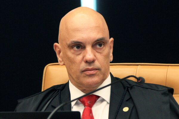 Mensagens da PF mostram autorização de cartões de R$ 300 mil para filhos de Alexandre de Moraes Mensagens da PF mostram autorização de cartões de R$ 300 mil para filhos de Alexandre de Moraes