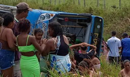 Ônibus com apoiadores de ACM Neto tomba e deixa várias pessoas feridas em Prado