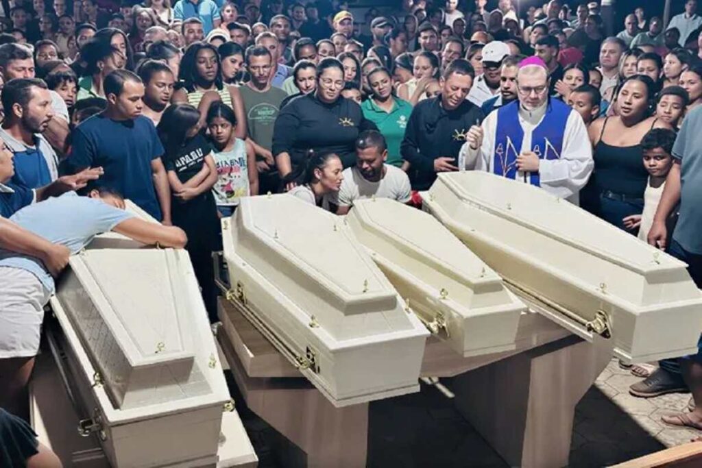 Comoção marca despedida de quatro crianças vítimas de tragédia em Paramirim Comoção marca despedida de quatro crianças vítimas de tragédia em Paramirim