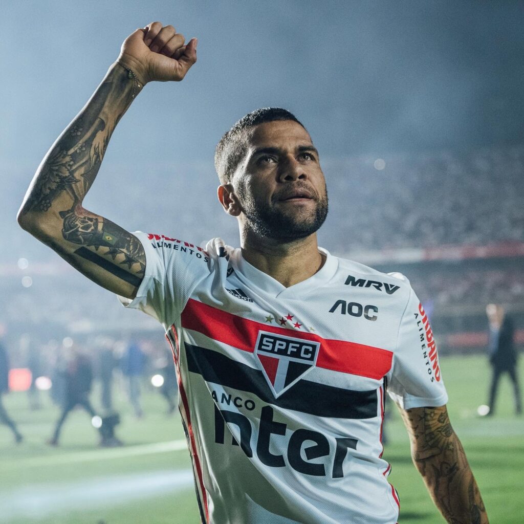 Justiça bloqueia fazenda de Daniel Alves na Bahia por dívida de R$ 7,7 milhões ligada à rescisão com o São Paulo