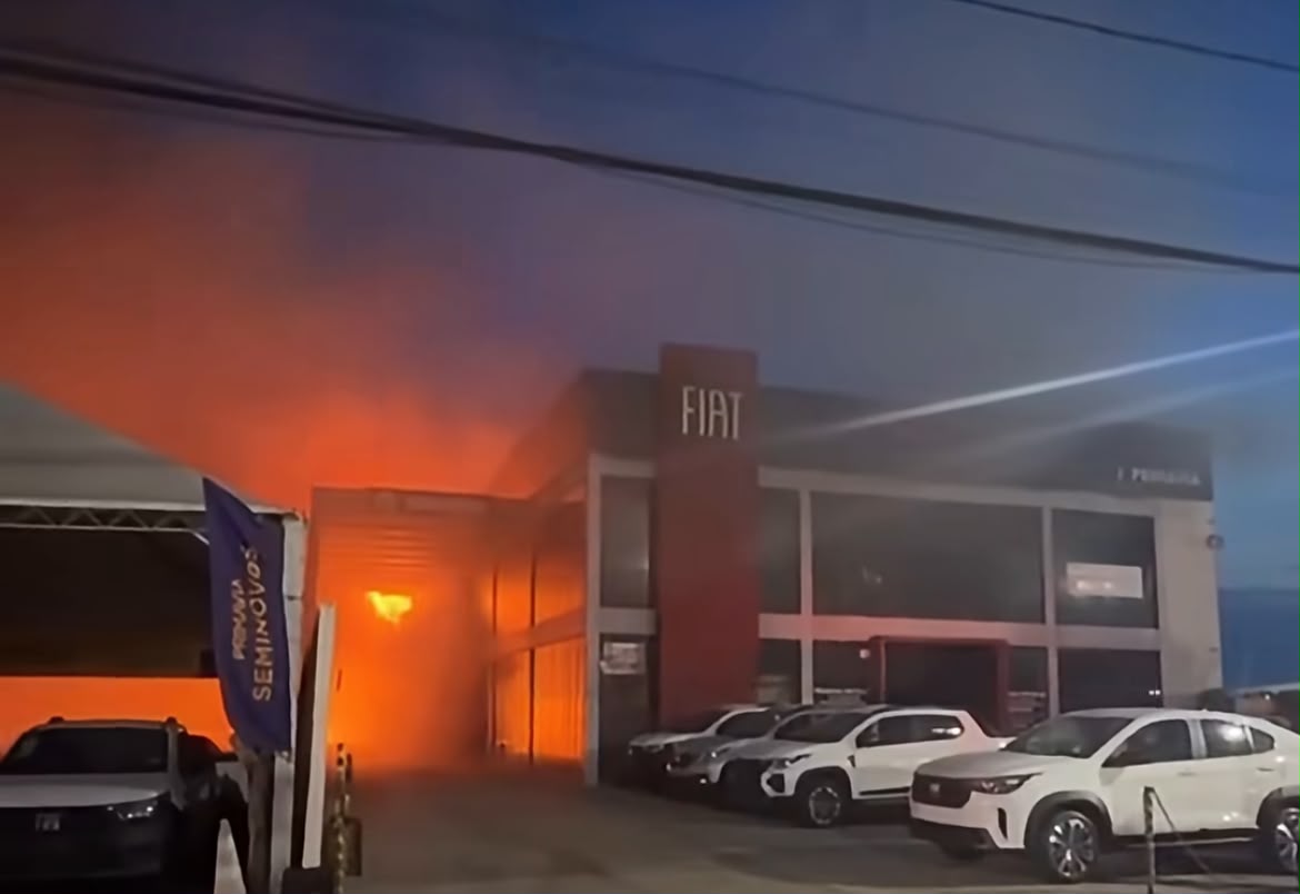 Incêndio de grandes proporções atinge concessionária Fiat em Luís Eduardo Magalhães na Bahia Incêndio de grandes proporções atinge concessionária Fiat em Luís Eduardo Magalhães na Bahia