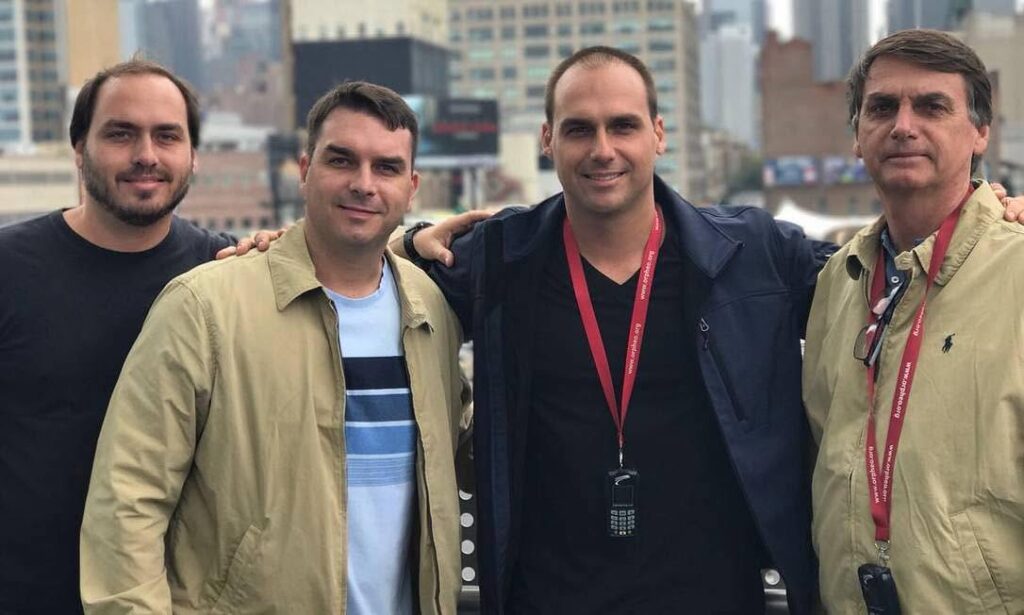 Flávio Bolsonaro chega a Miami e é recebido pelo irmão Eduardo em meio a informações sobre saída do Brasil Flávio Bolsonaro chega a Miami e é recebido pelo irmão Eduardo em meio a informações sobre saída do Brasil